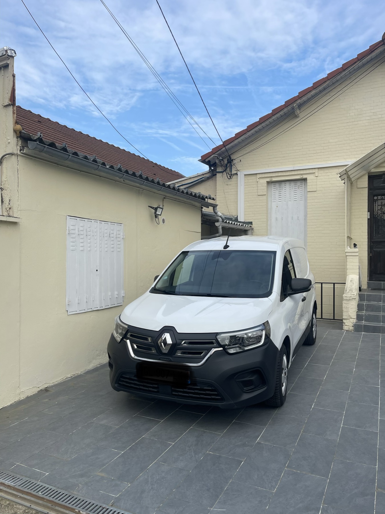 Véhicule électrique non floqué de M3D Services devant le dépôt de Colombes