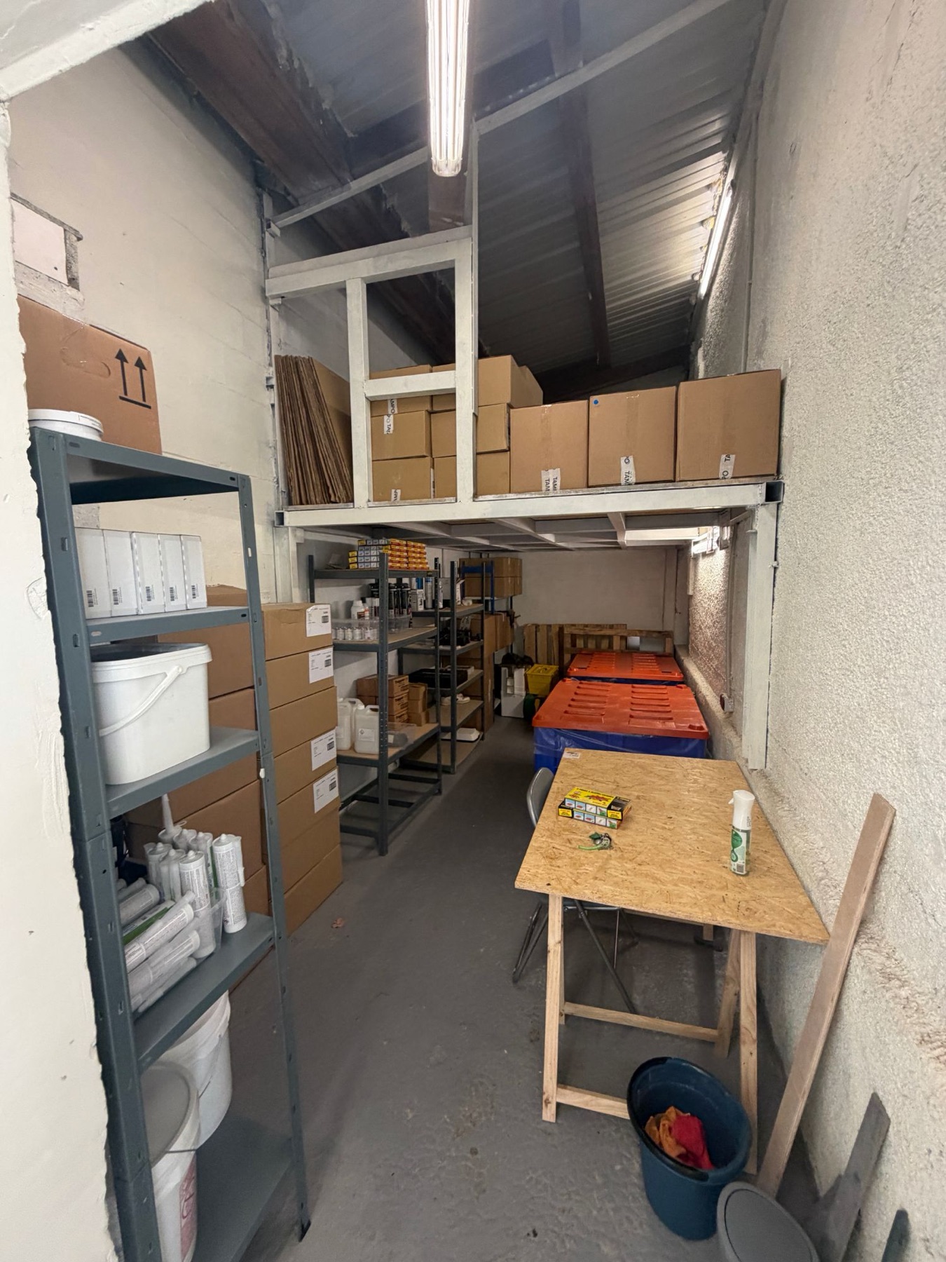Stock de produits et de matériel dans le dépôt M3D Services de Colombes